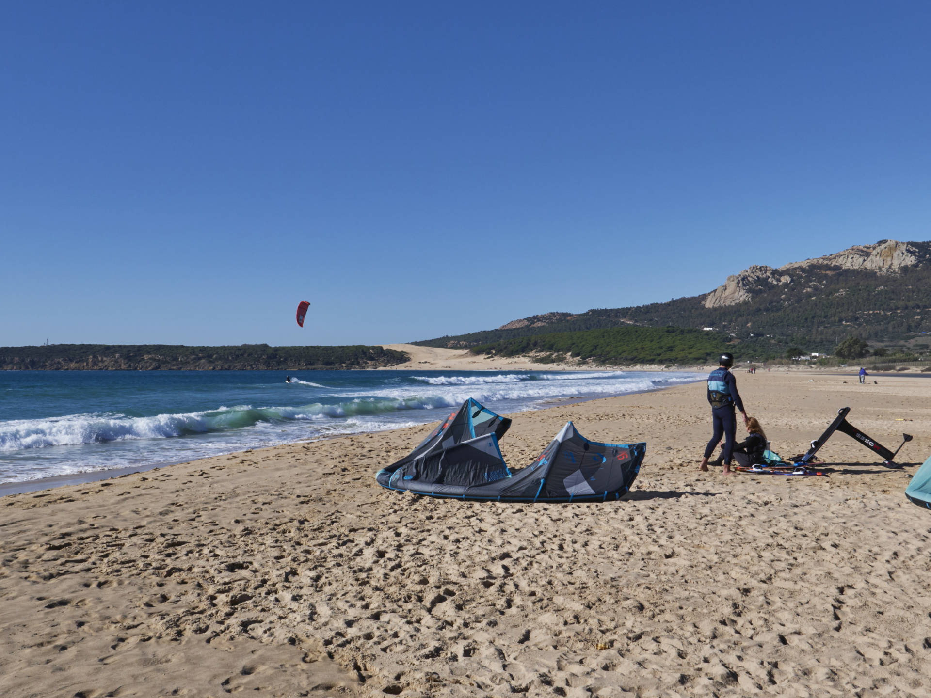 Kite Foil Surfer am Playa de Bolonia am Punta de Gracia Tarifa.