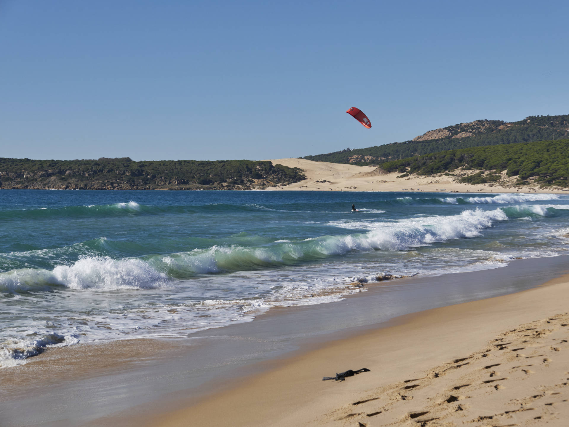 Kite Foil Surfer am Playa de Bolonia am Punta de Gracia Tarifa.