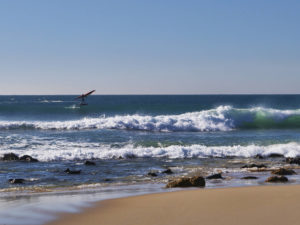 Foil Surfer am Playa de Bolonia am Punta de Gracia Tarifa.