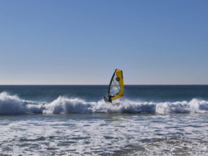 Windsurfer am Playa de Bolonia am Punta de Gracia Tarifa.