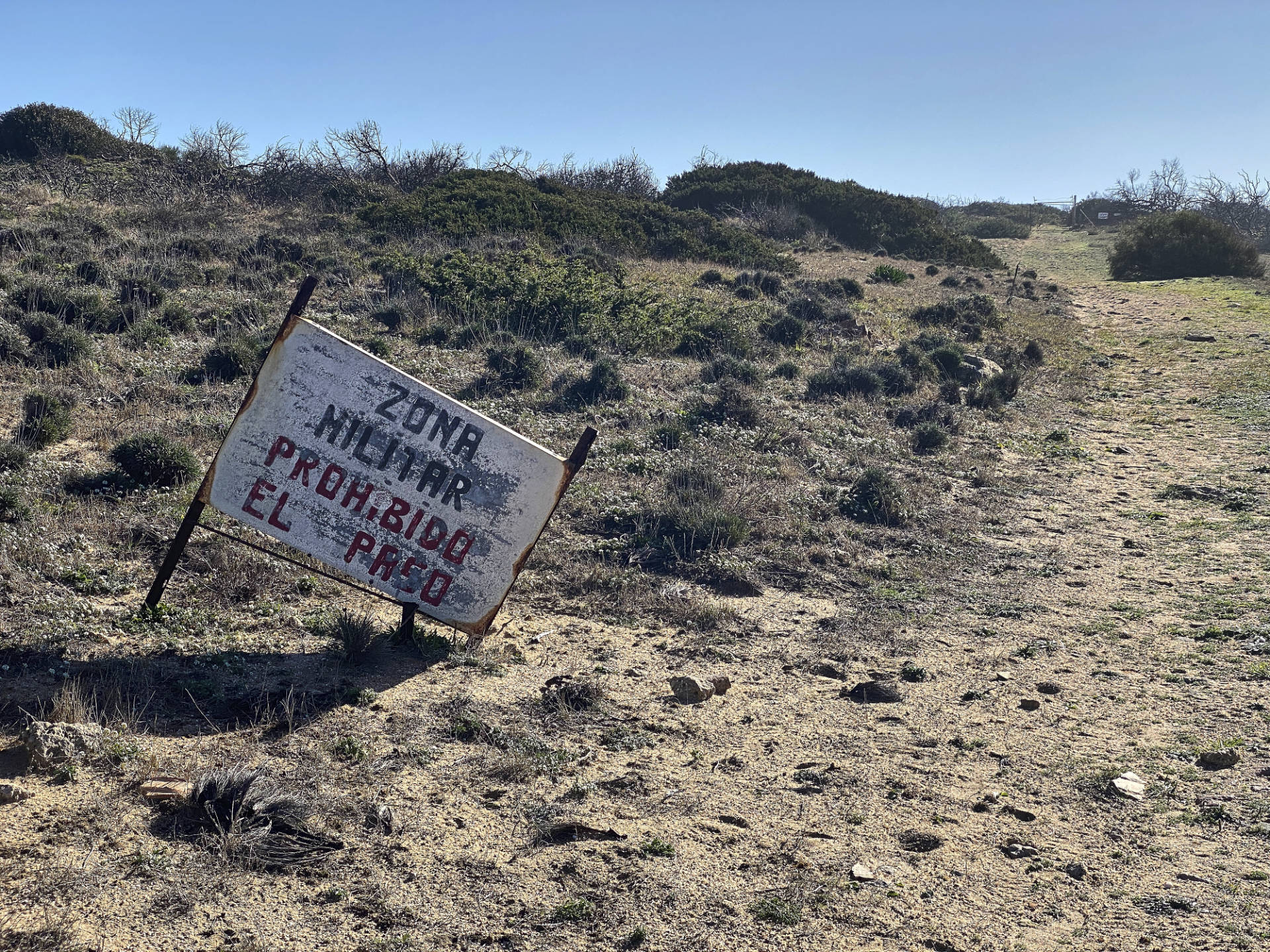 Der Küstenpfad im militärisches Sperrgebiet Playa del Cañuelo Punta de Gracia Tarifa.