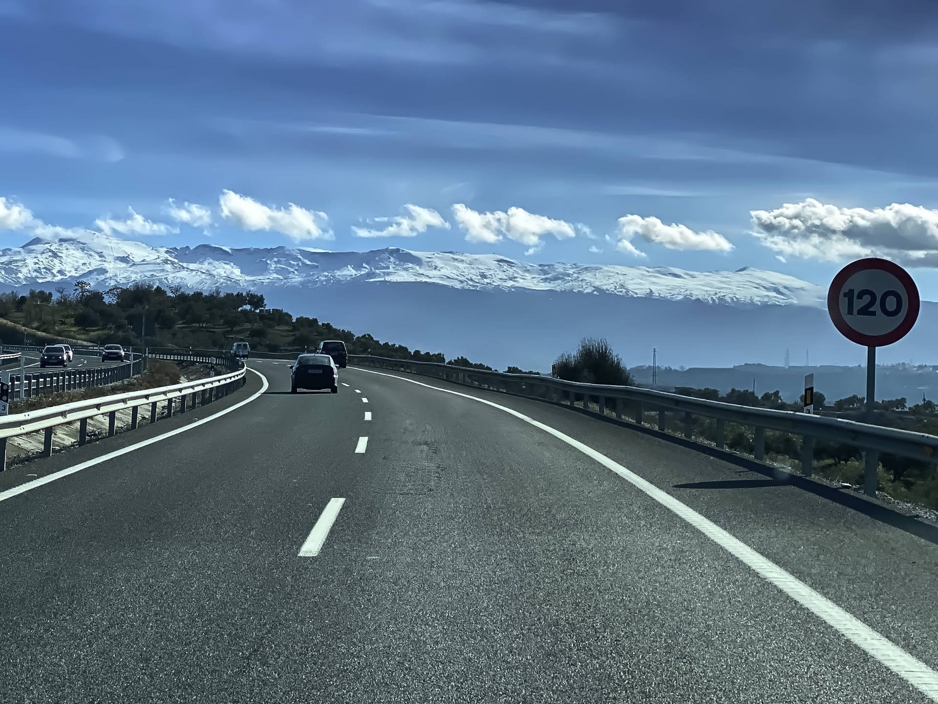 Betische Cordilleren – Blick auf die Sierra Nevada von der A-92 vor Granada.