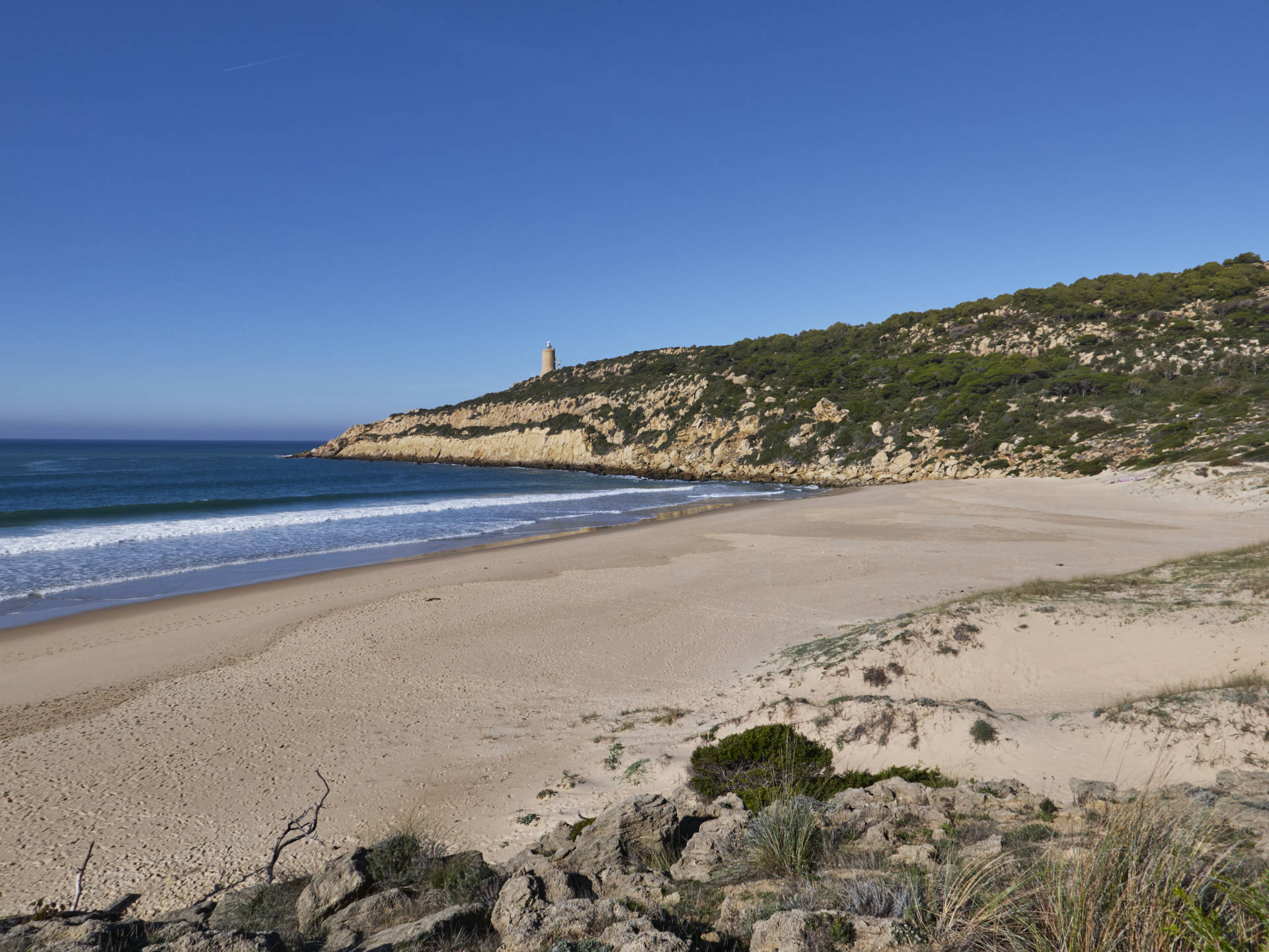 Playa del Cañuelo mit Faro de Camarinal am Punta de Gracia Tarifa