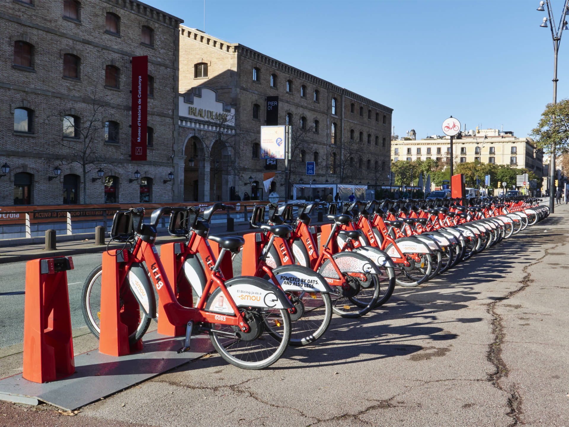 bicing Barcelona – Radständer am Palau de Mar 2022.