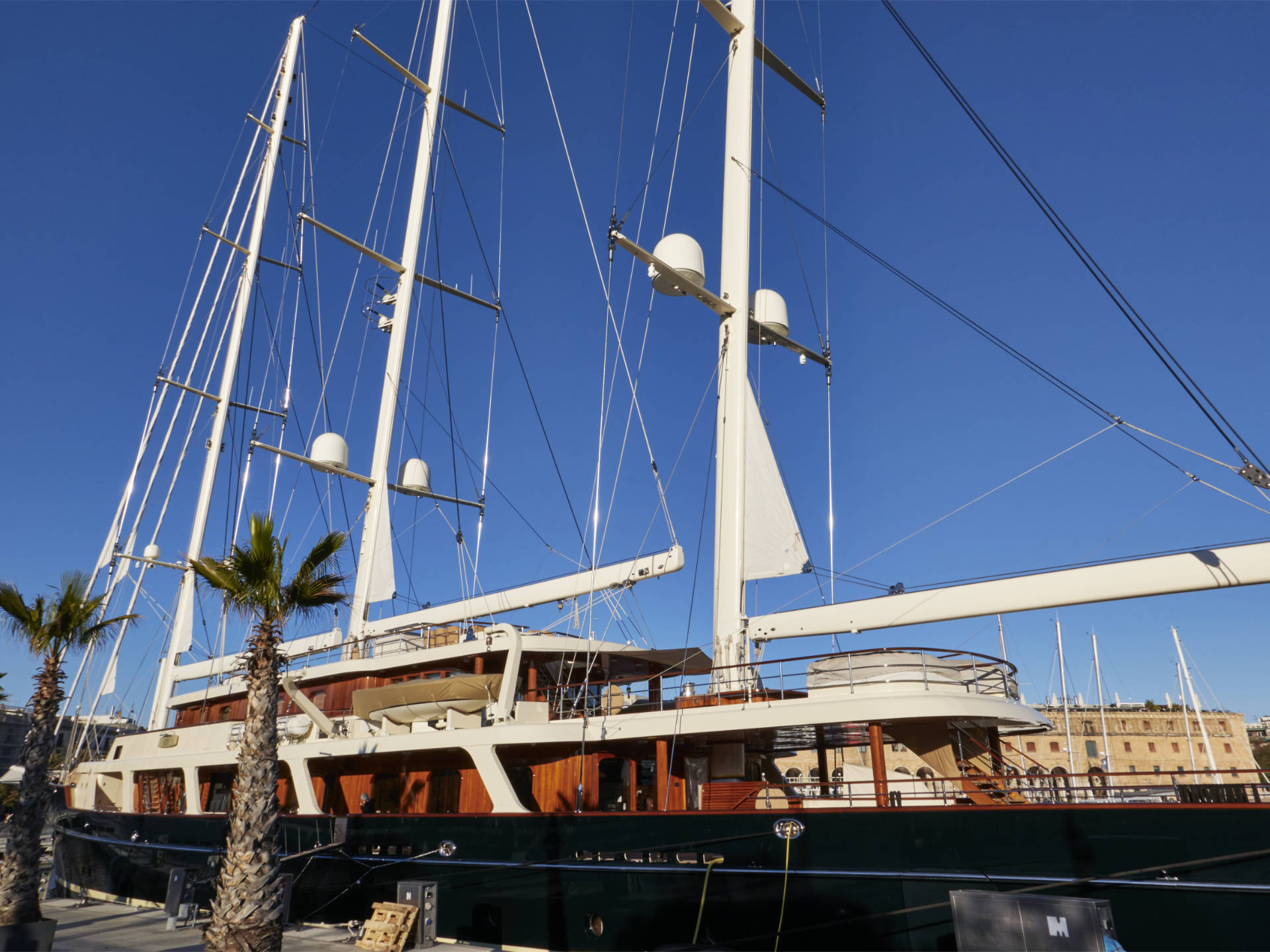 Barcelona – Port Vell, die Superyacht EOS.