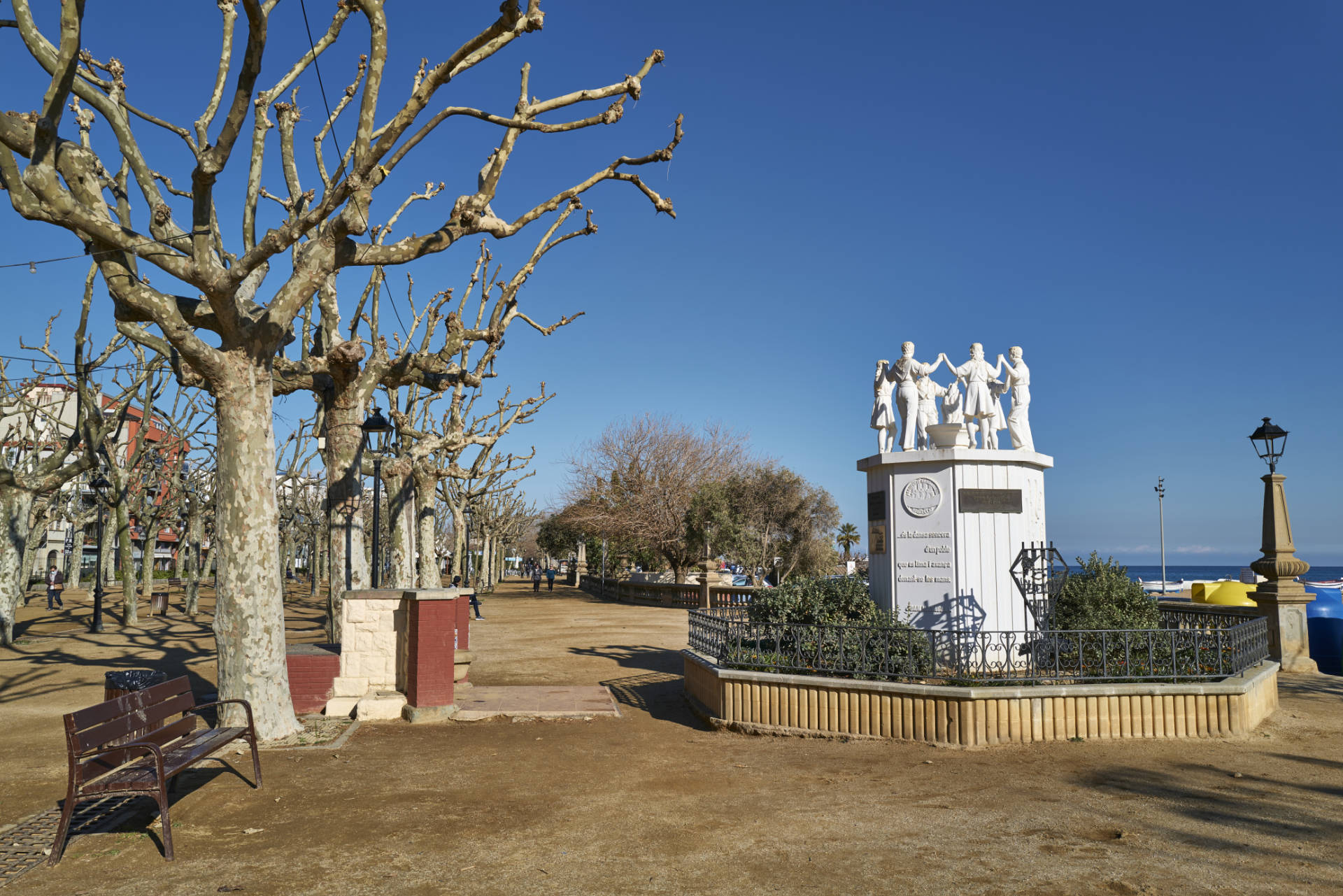 Der Paseo von Calella am Platja Gran de Calella im Februar verlassen.