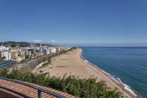Der Platja Gran de Calella gesehen vom Far de Calella an der Costa del Maresme.
