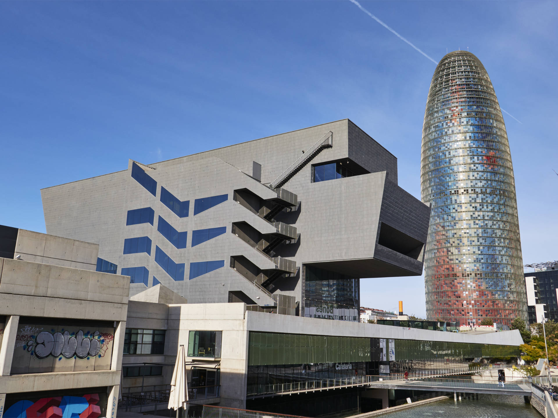 Museu del Disseny de Barcelona und Torre Agbar aka Torre Glòries.