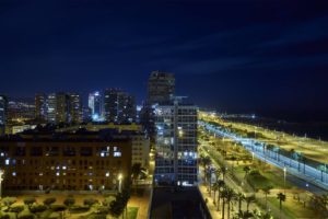 Nächtliche Skyline von Poblenou Barcelona.