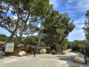 Die Piste durch La Serra dels Paranys von Sitges nach Vilanova i la Geltrú.