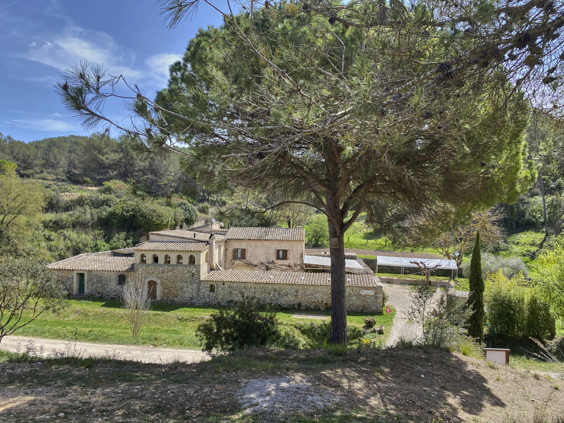 Das Landgut La Fassina unterhalb Jafre del Garraf.