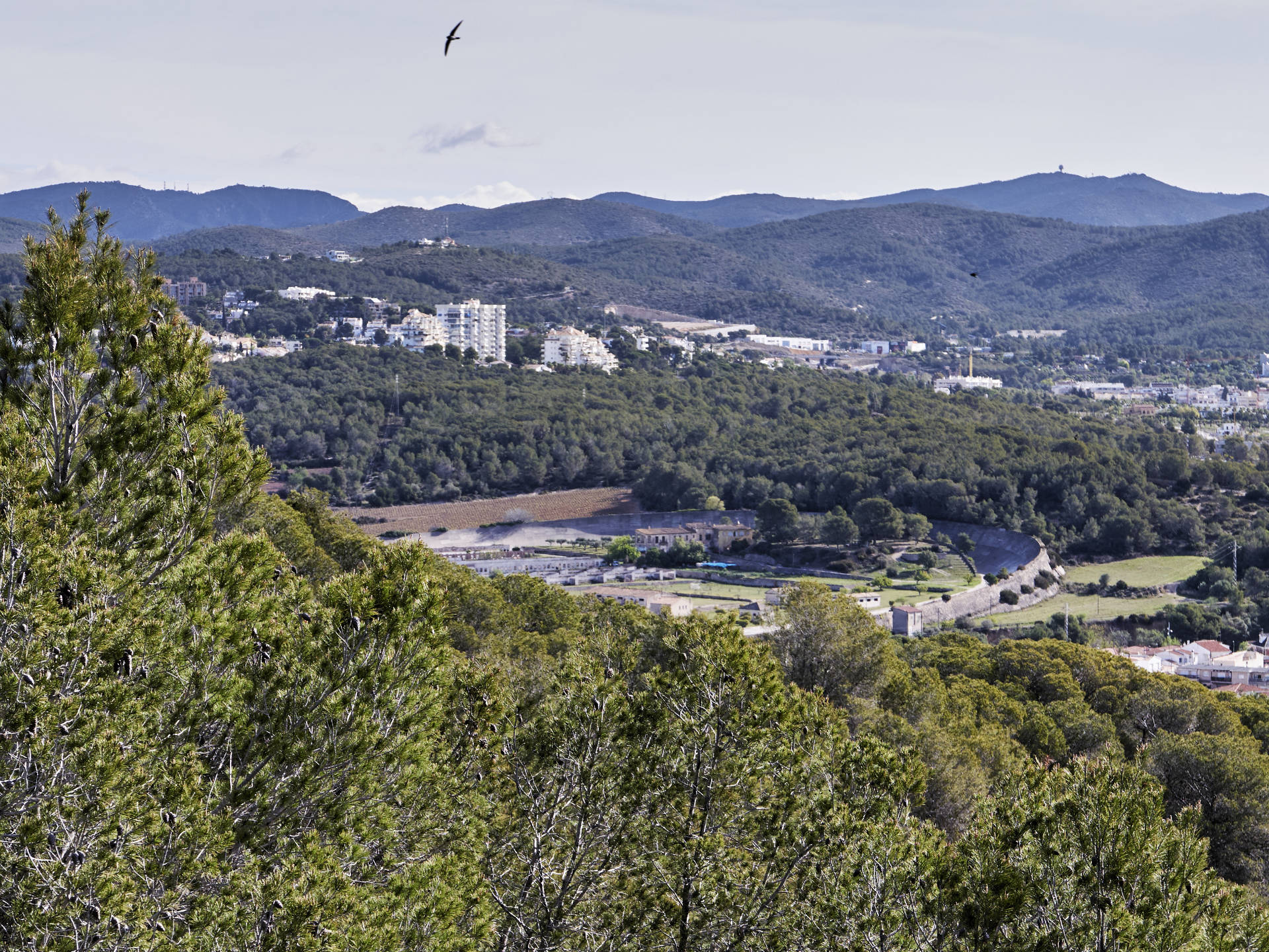 Aussicht vom Santuari de Gràcia auf das Autódromo de Sitges-Terramar.