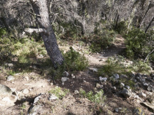 Der Trail hinüber zum Castell de Miralpeix.