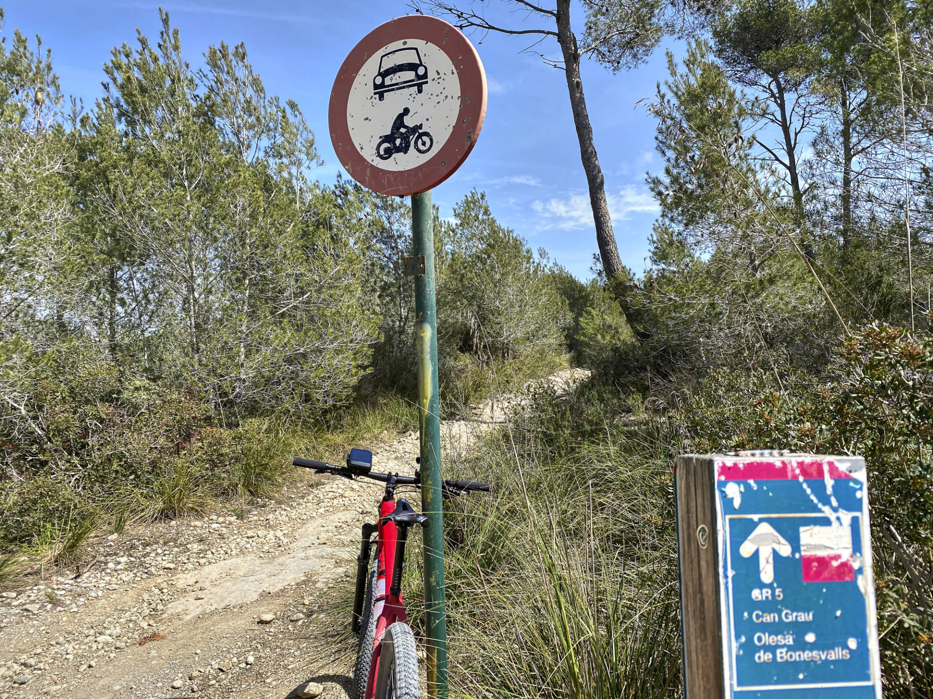 Abzweig auf die Carrer de la Savina zum Observatorio Astronómico del Garraf.