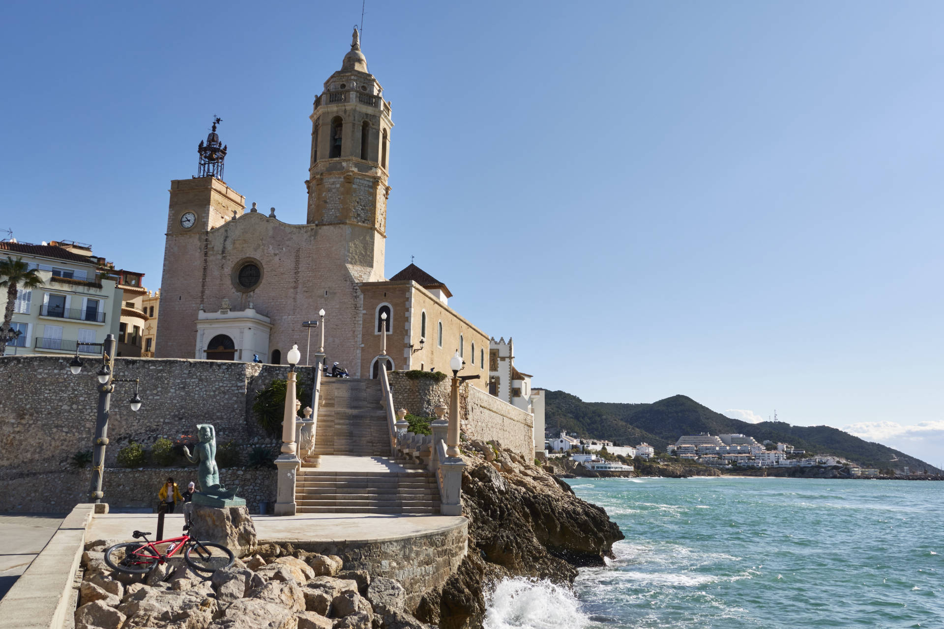 Die Parròquia de Sant Bartomeu i Santa Tecla von Sitges am frühen Morgen.