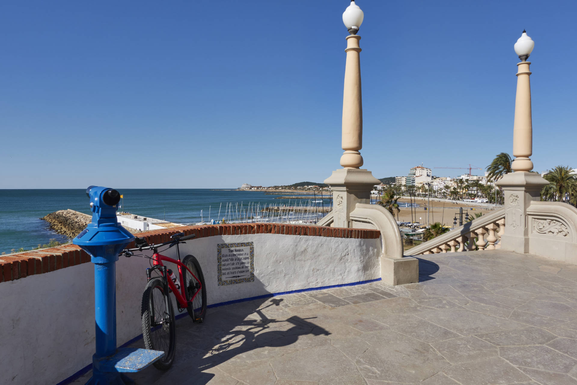 Vor der Iglesia Sant Bartomeu i Santa Tecla über dem Hafen von Sitges.