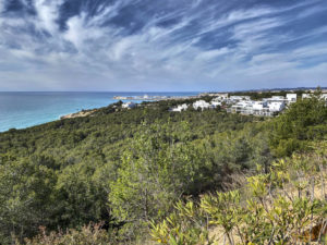 Über dem Küstenwanderweg von Sitges nach Vilanova i la Geltrú.