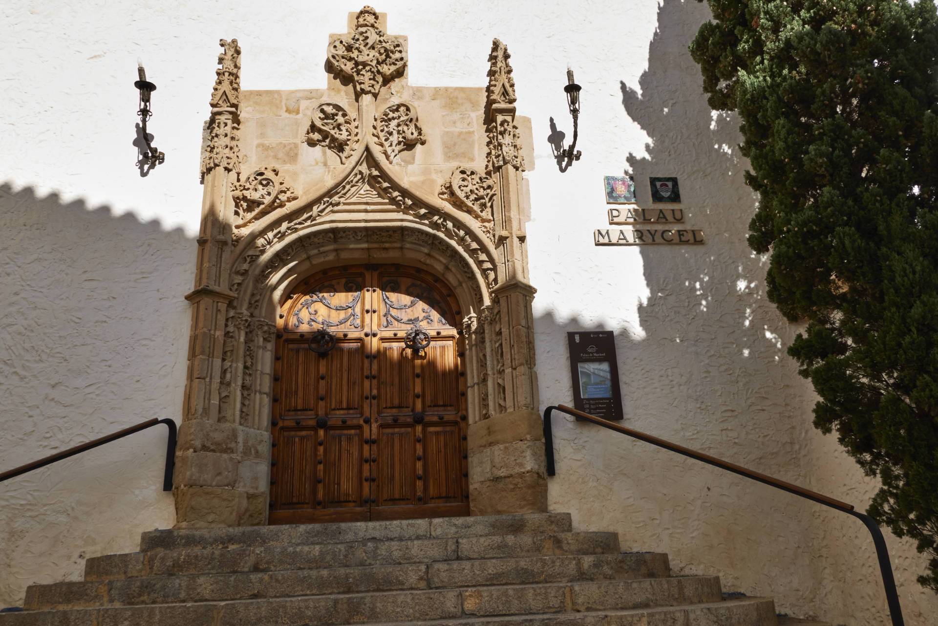 Von Sant Bartomeu i Santa Tecla durch die carrer de Fonollar zum Platja de Sant Sebastià.