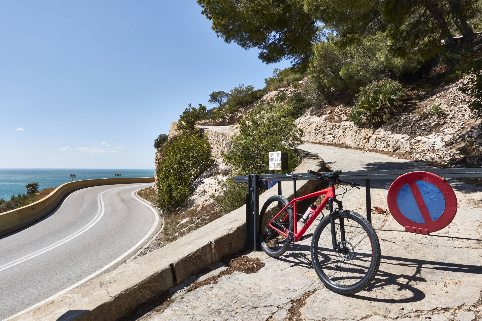 Abzweig von der C-31 hinauf zur Ermita de Trinitat de Sitges.