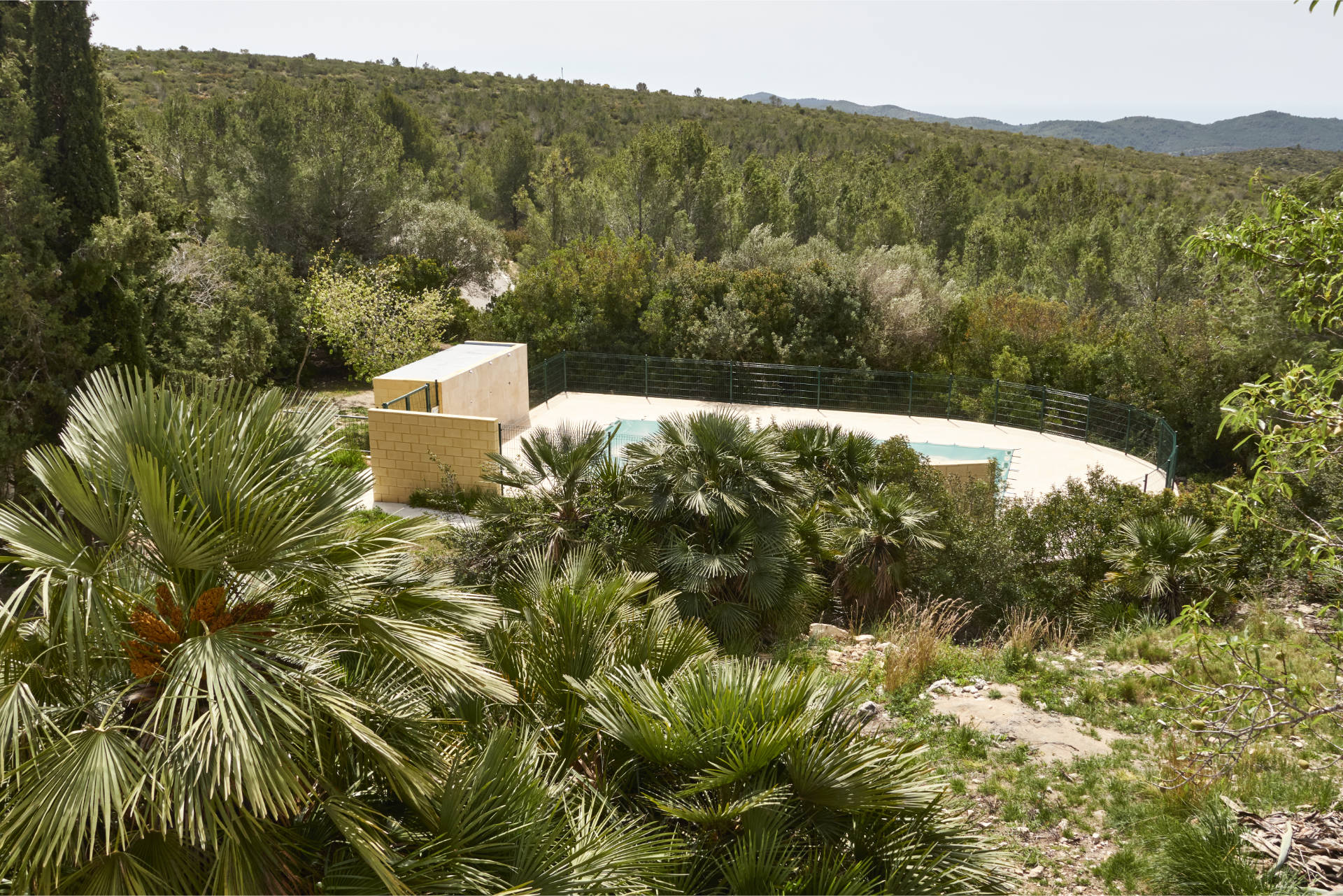 Swimmingpool der Can Grau am Observatorio Astronómico del Garraf.