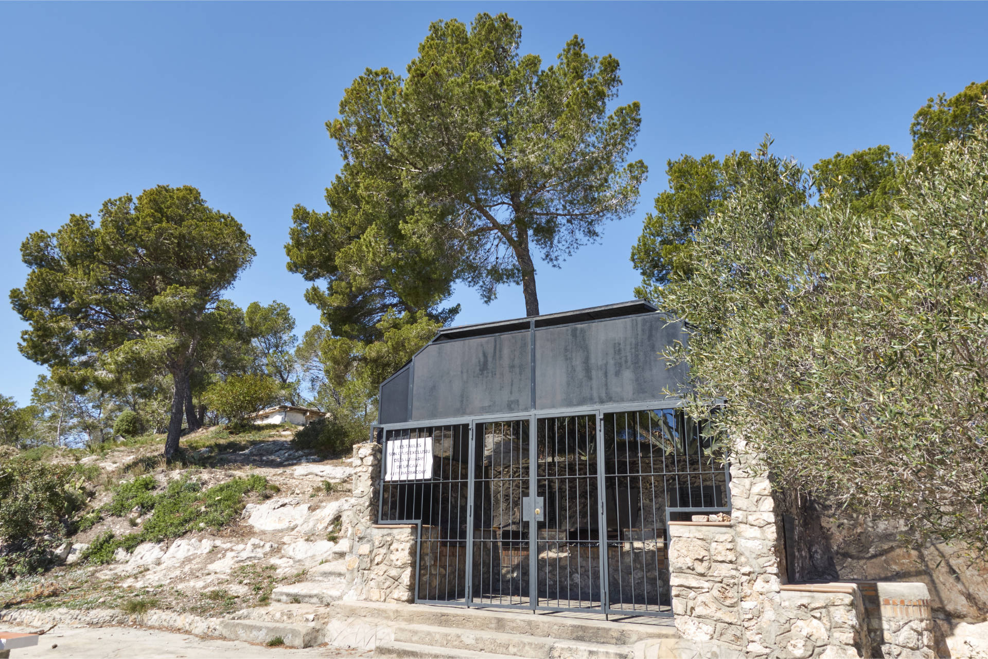 Die monumentale Grillstation an der Ermita de Trinitat de Sitges.