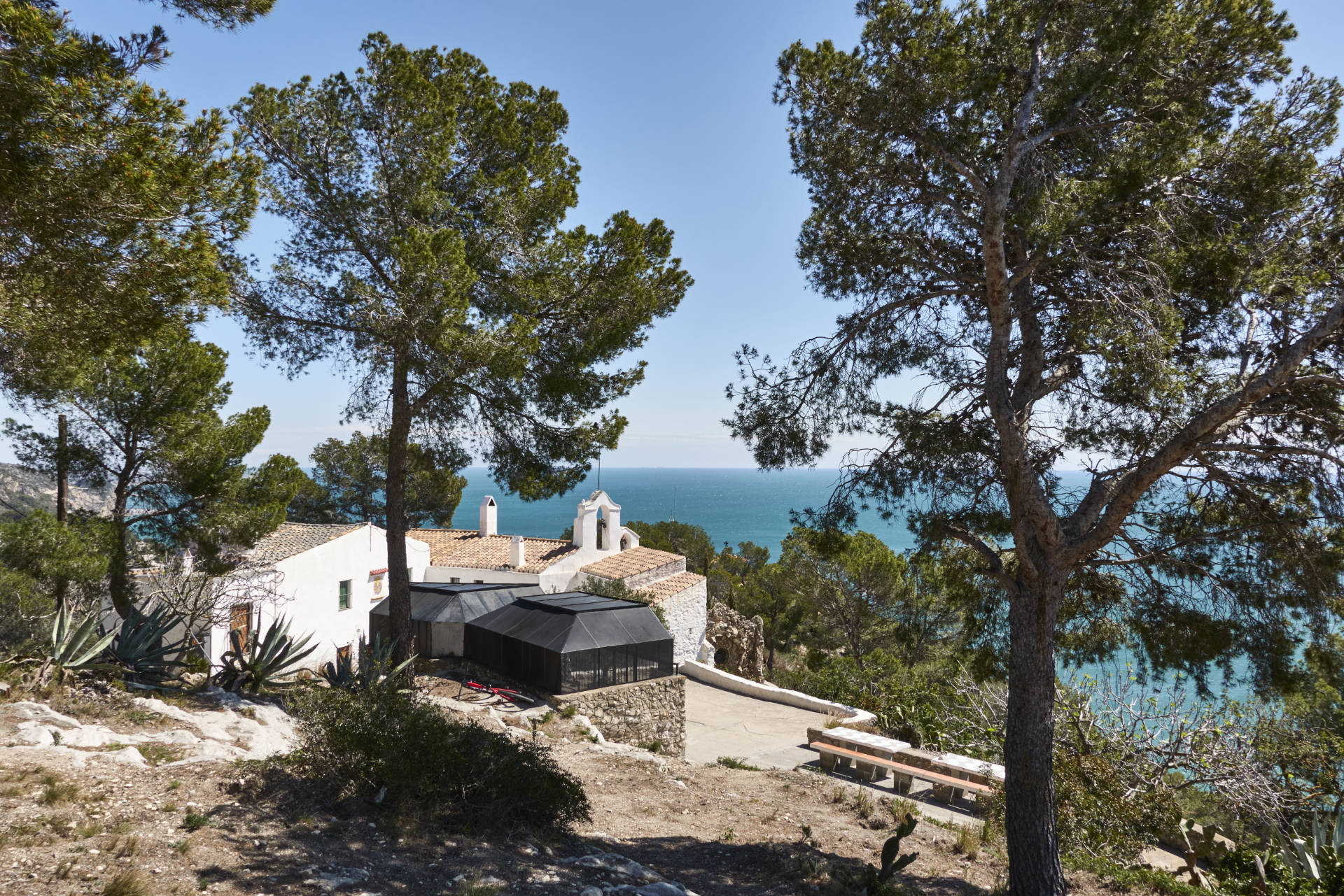 Die monumentale Grillstation an der Ermita de Trinitat de Sitges.