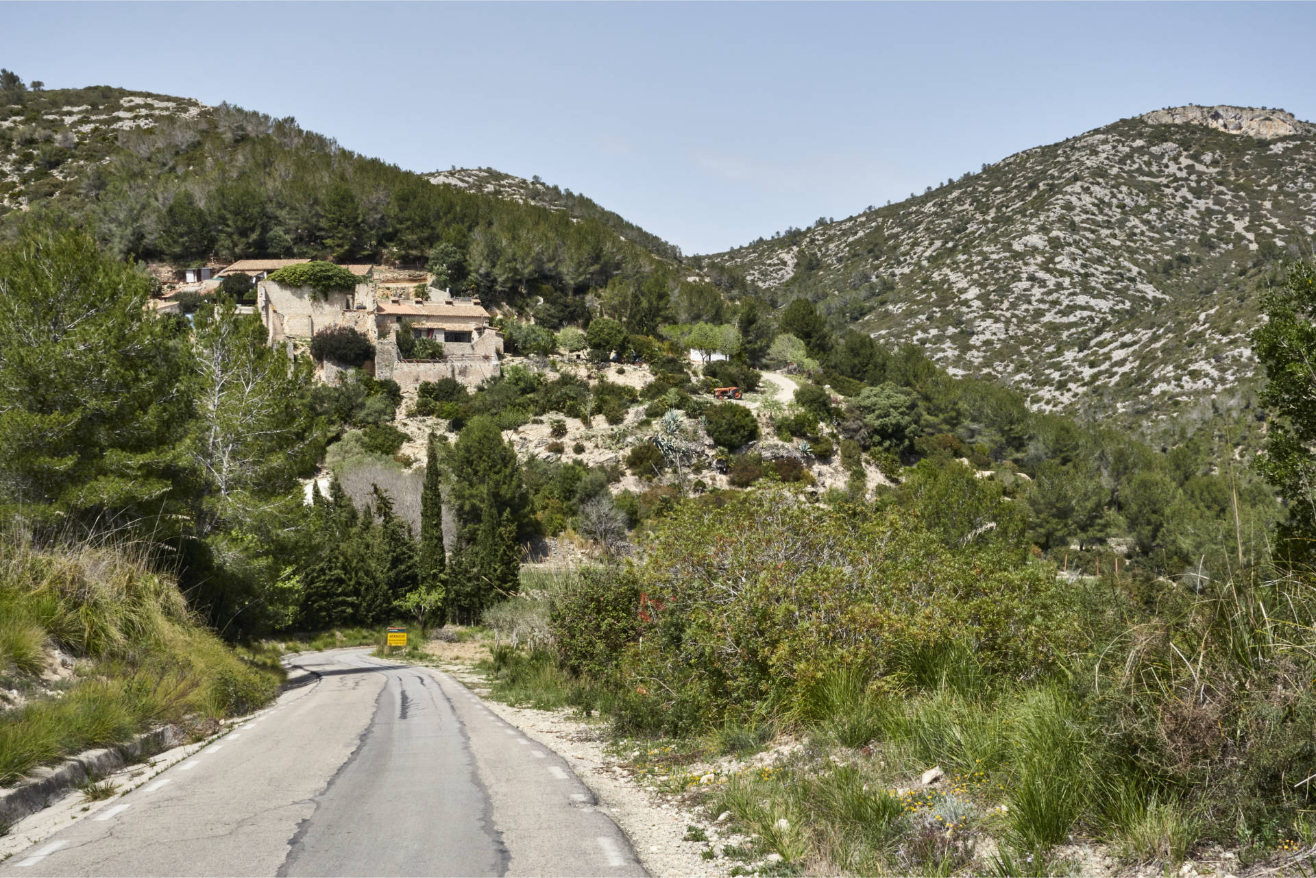 Rasante Abfahrt über die BV-2111 vom Observatorio Astronómico del Garraf.