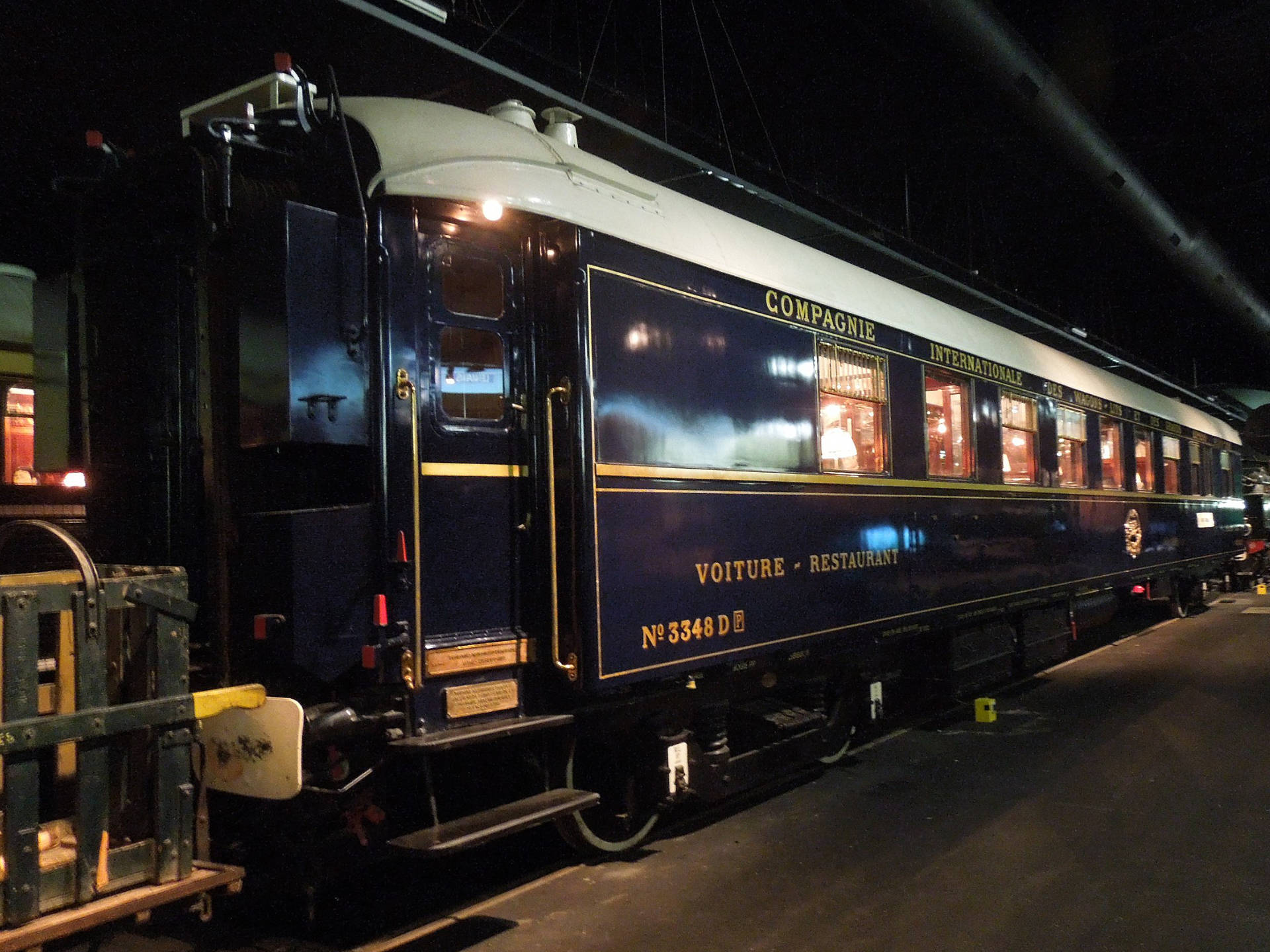 Schlafwagen der Compagnie Internationale der Wagons-Lits im typischen Dunkelblau (B. Zsolt).