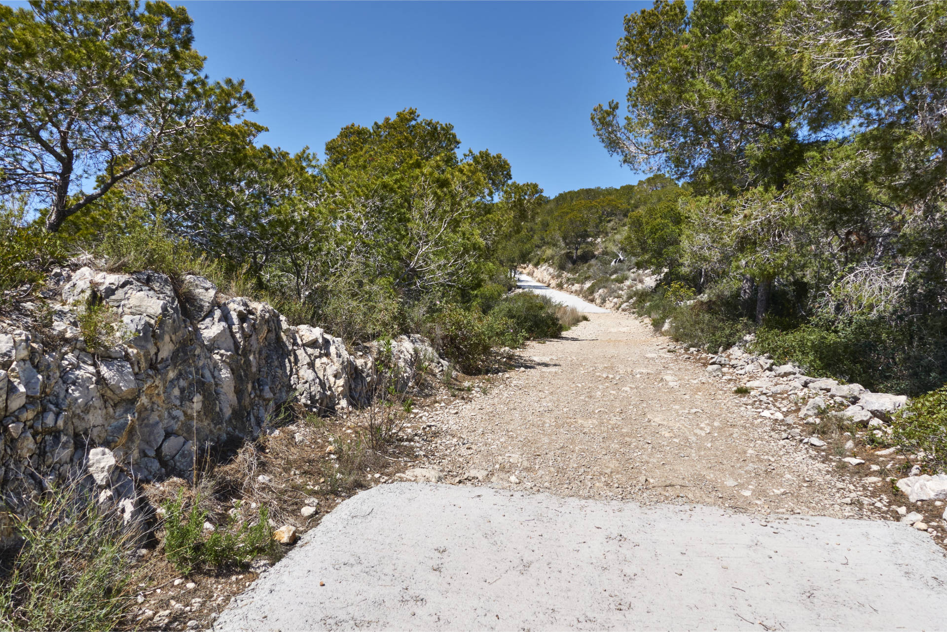 Am Teilstück Camí de les Costes der GR 92, Sendero del Mediterráneo.