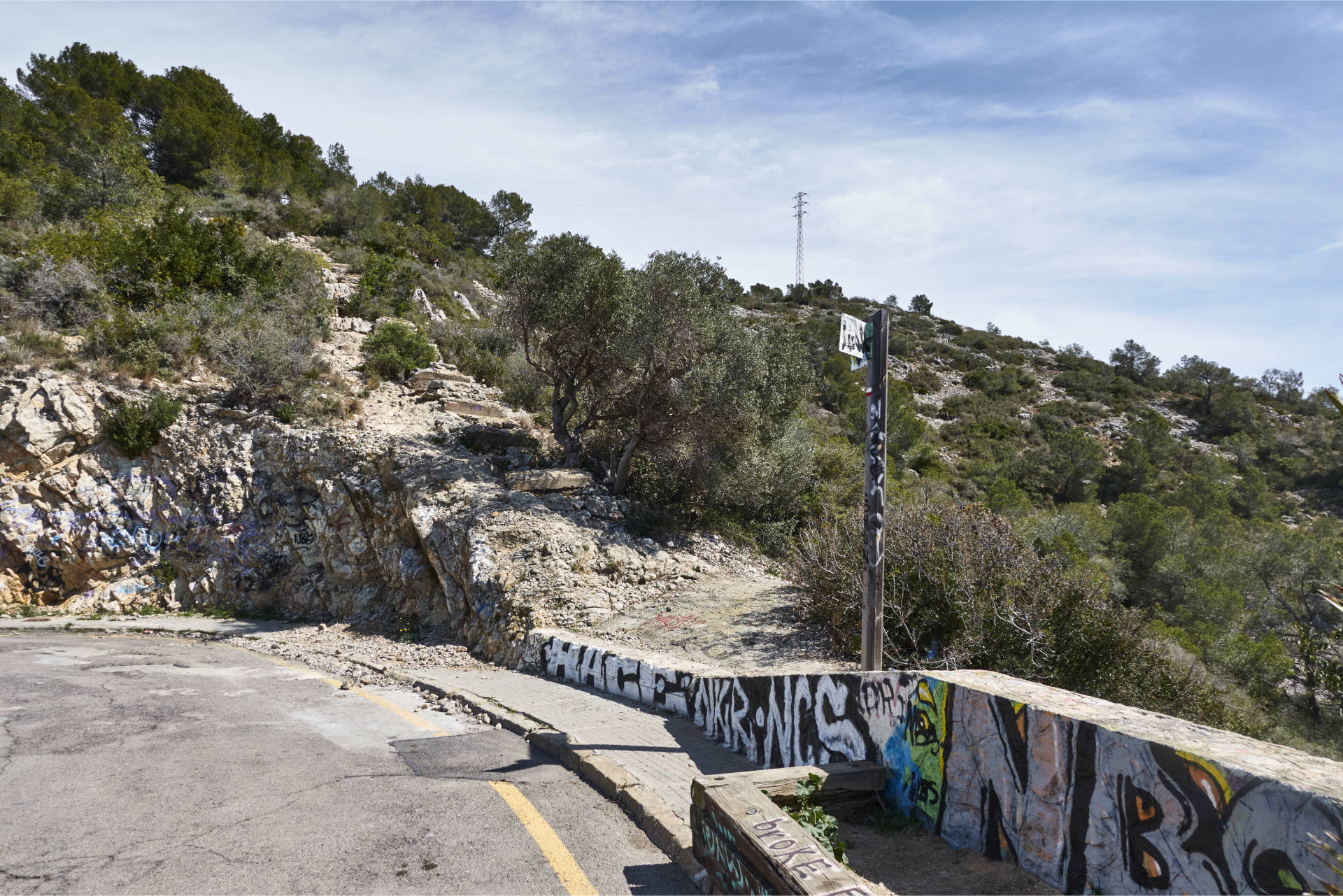 Trailpassagen zum Mirador Llevantina de Sitges.