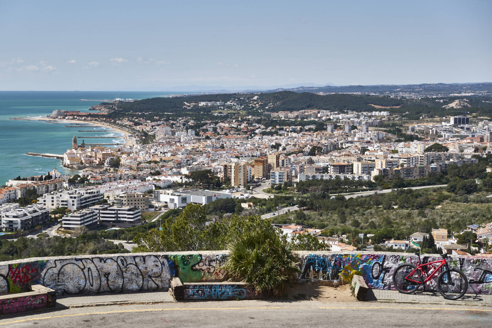 Aussicht vom Mirador Llevantina über Sitges und das Mare Nostrum.