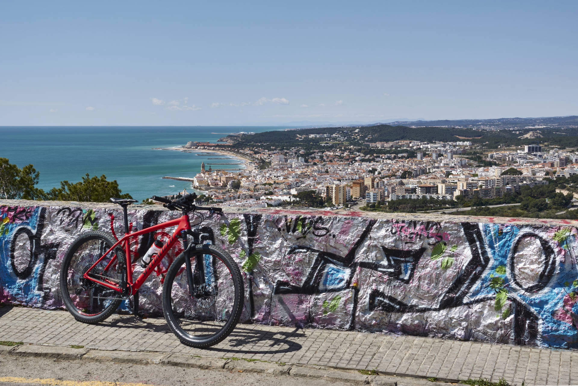 Aussicht vom Mirador Llevantina über Sitges und das Mare Nostrum.