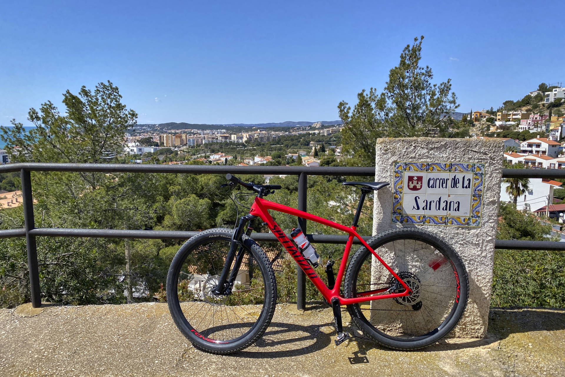 Abfahrt vom Mirador Llevantina Sitges über die carrer de la Sarda.