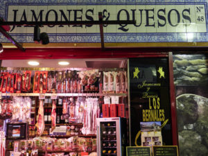 Jamones, quesos y embutidos im Mercado de Triana Sevilla.