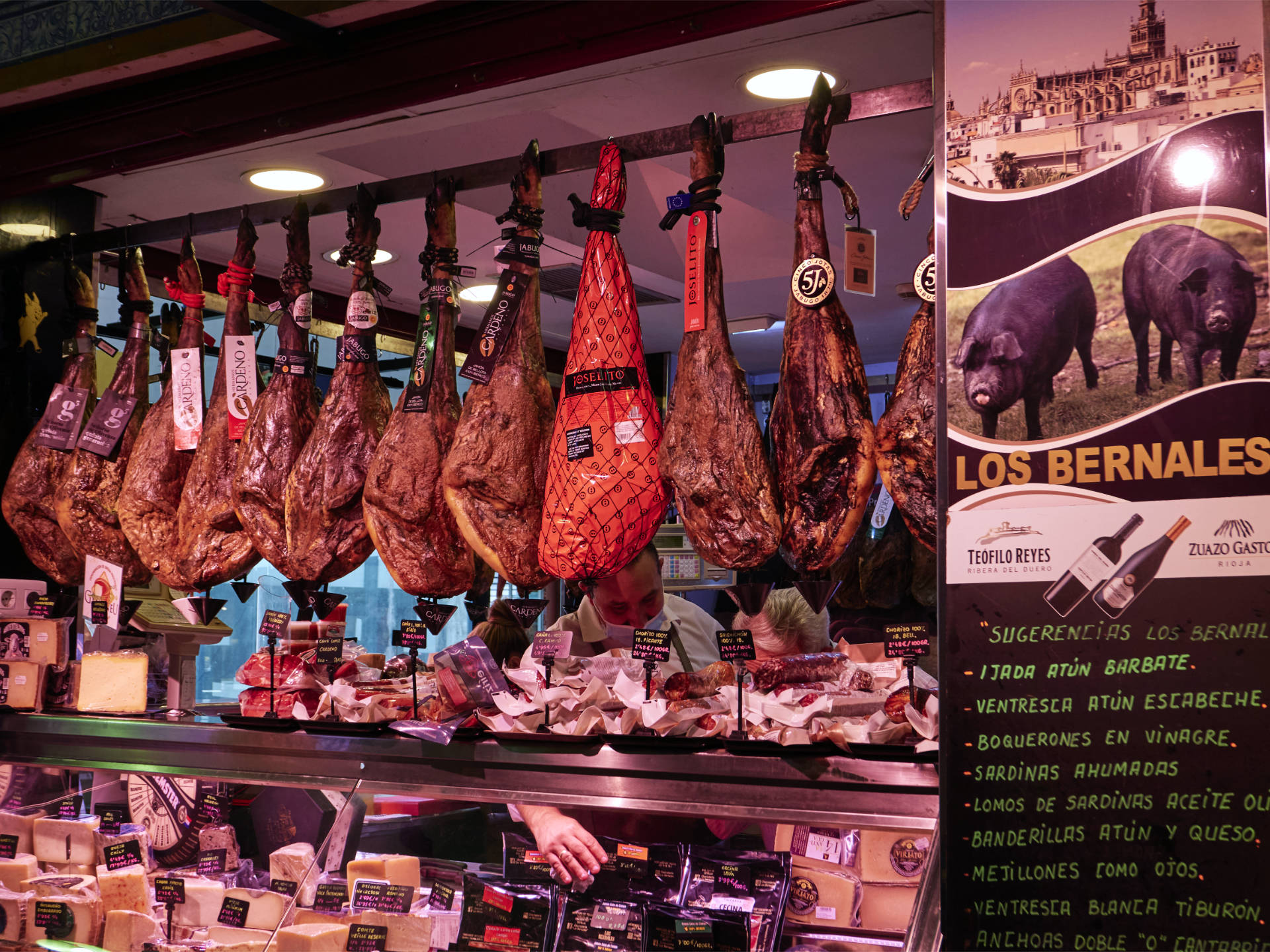 Jamones, quesos y embutidos im Mercado de Triana Sevilla.