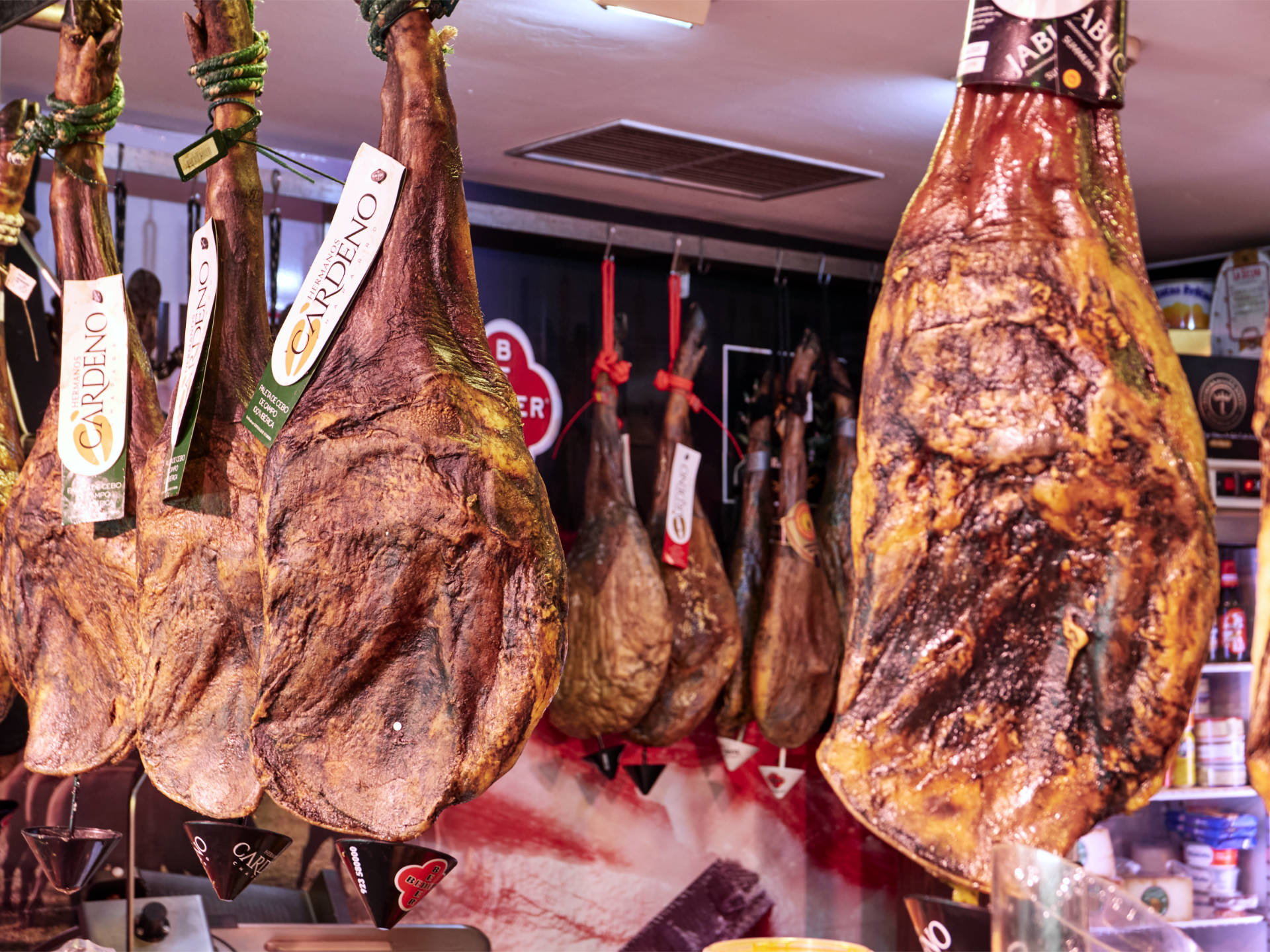 Jamones, quesos y embutidos im Mercado de Triana Sevilla.