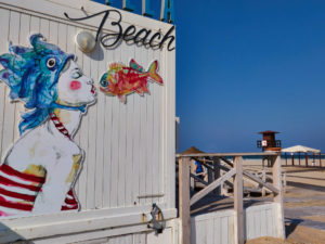 Die „Chiringuito Fuguilla Beach“ am Stadtstrand Playa de los Bateles von Conil de la Frontera.