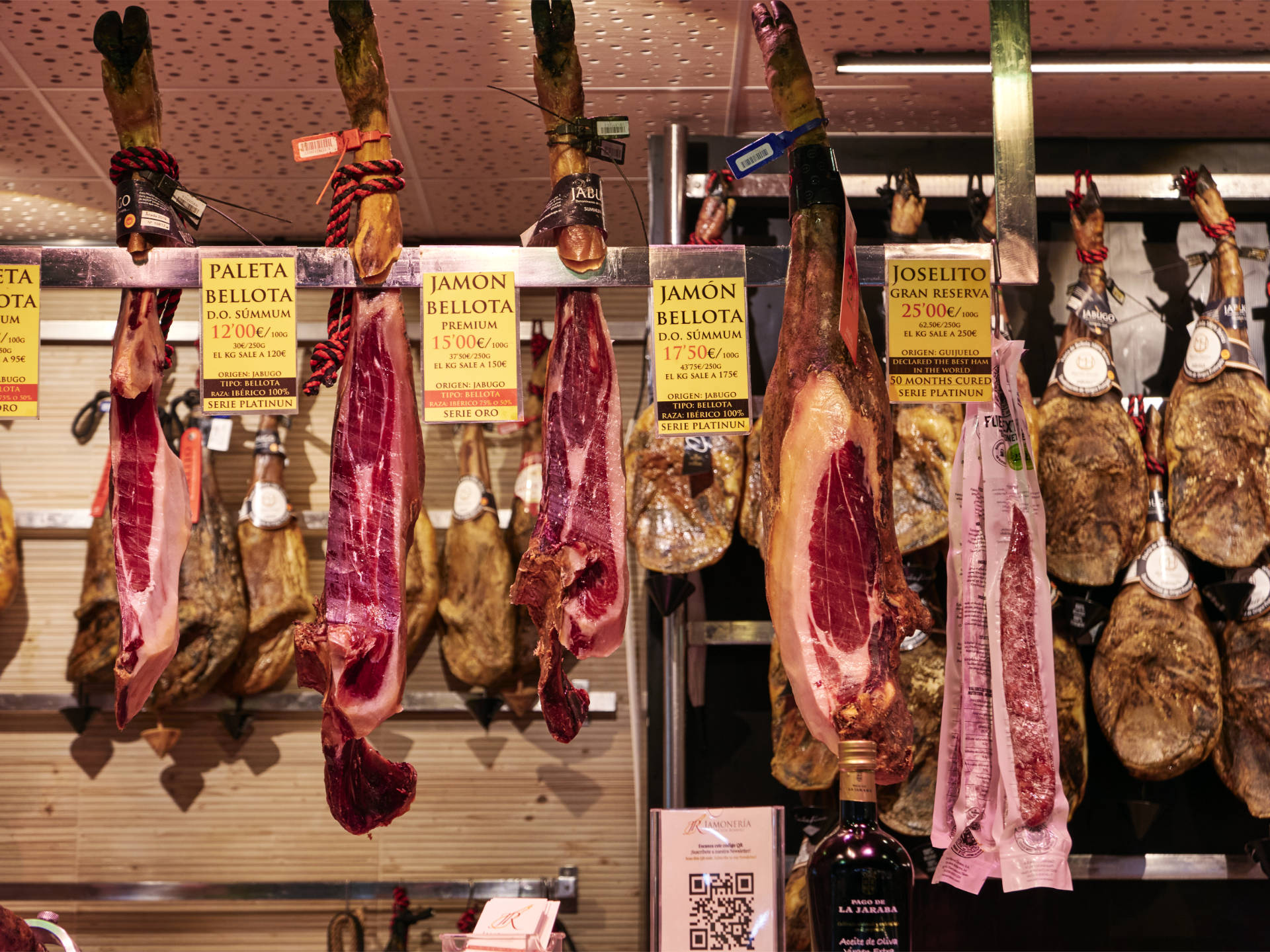 Jamones, quesos y embutidos im Mercado de Triana Sevilla.