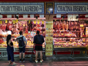 Jamones, quesos y embutidos im Mercado de Triana Sevilla.