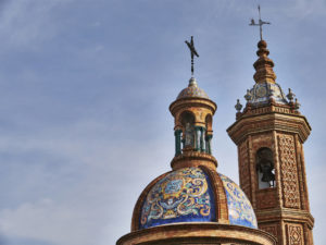 Capilla del Carmen – Justa y Rufina mit dem Turm der Kathedrale von Sevilla.