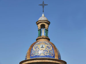Capilla del Carmen – Justa y Rufina mit dem Turm der Kathedrale von Sevilla.