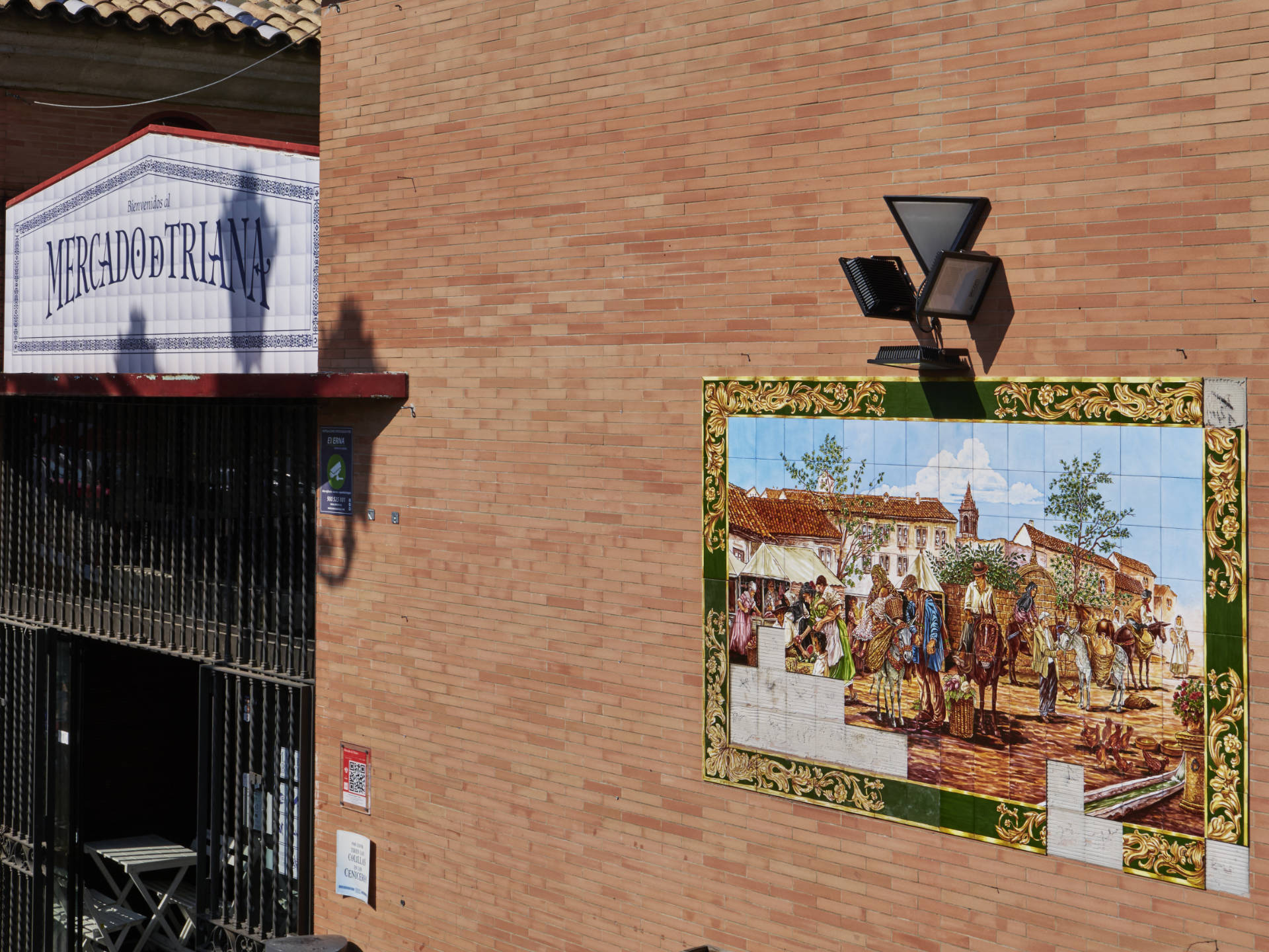 Haupteingang des Mercado de Triana Sevilla.