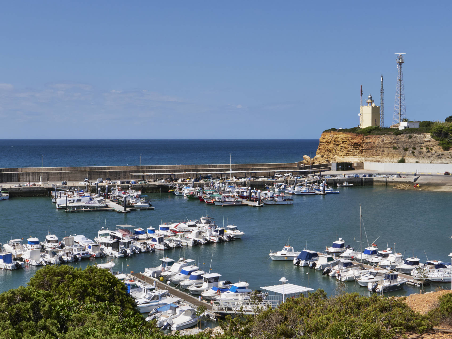 Puerto de Conil mit Faro de Cabo Roche.