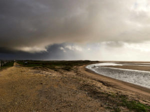 Eine Gewitterzelle im Dezember zieht über den Playa de los Bateles noch Süden.