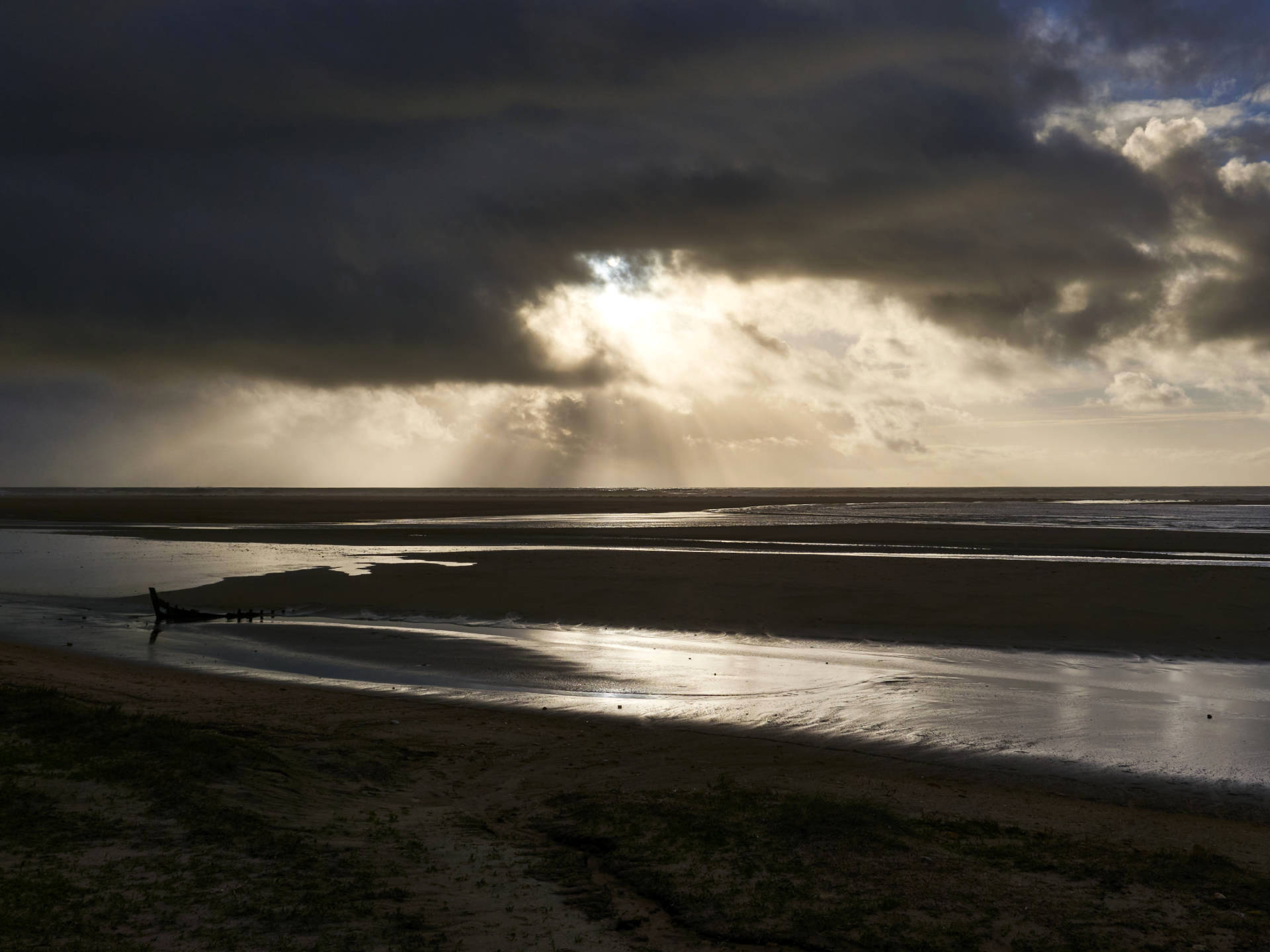 Eine Gewitterzelle im Dezember zieht über den Playa de los Bateles noch Süden.