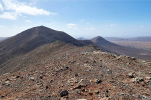 Blick über den Trail Richtung Degollada de la Sargenta und Morro de la Antalaya.
