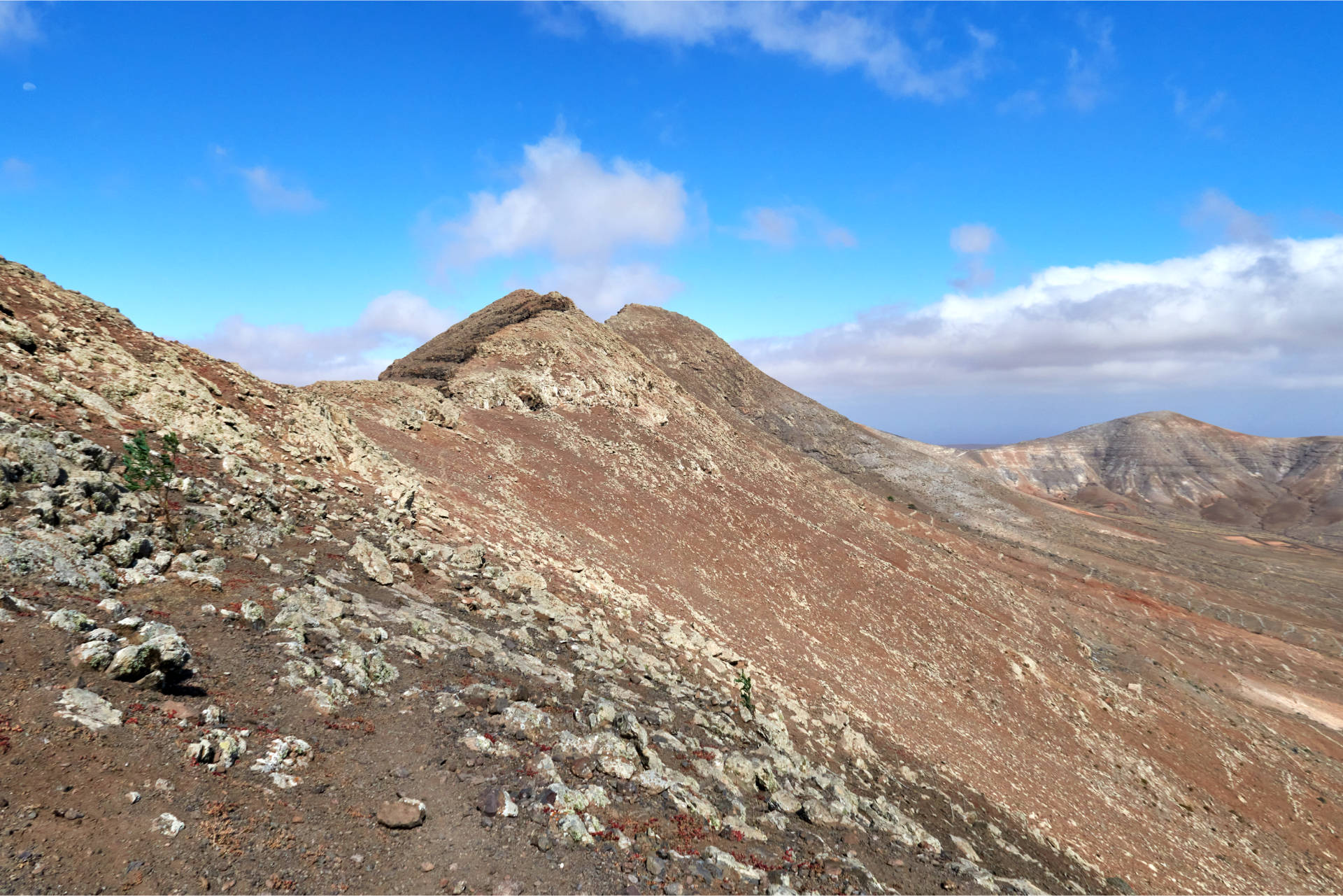 Morro de la Galera in SIcht – der Trail wird anspruchsvoll.