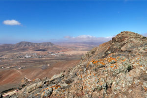 Am Morro de Galera – phantastische Aussicht auf das Ziel Casillas del Ángel.