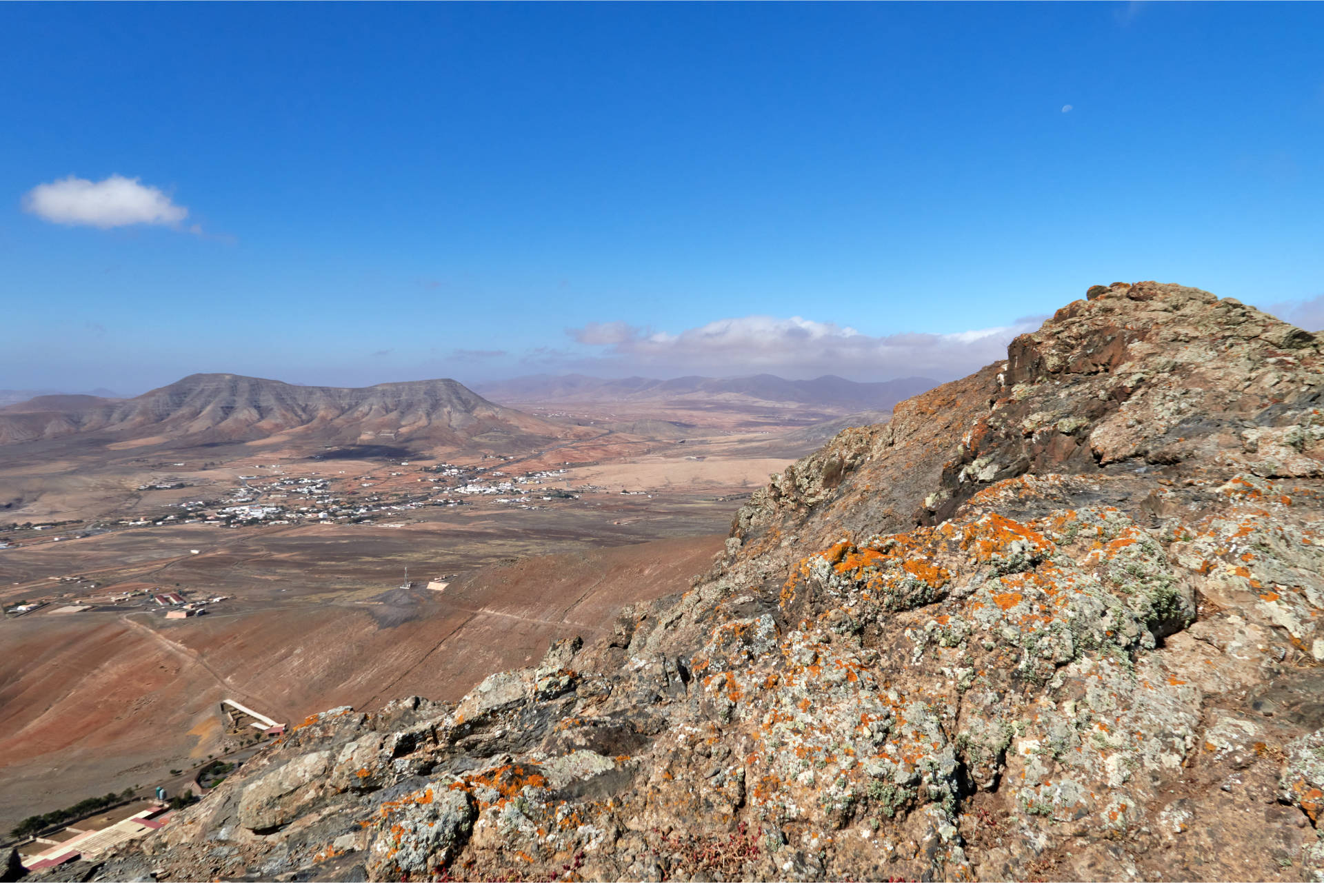 Am Morro de Galera – phantastische Aussicht auf das Ziel Casillas del Ángel.