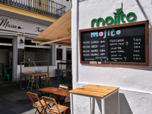 Hübsche Cafes, Bars und Restaurants prägen den Ortskern von Conil de la Frontera.